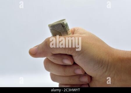 Homme main tenant ou saisissant de l'argent, roupies indiennes. Banque D'Images