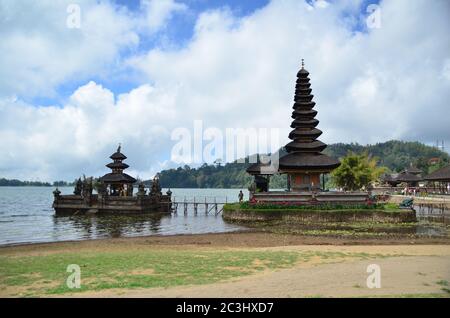 Pura Ulun Danu Beratan est situé sur les rives du lac Beratan à Bali, en Indonésie. Construit en 1663, il s'agit d'un temple hindou majeur de Shivaïte. Banque D'Images