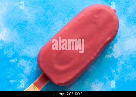 Magnum Collection Ruby nouvelle expérience chocolat à base de crème glacée à la crème glacée aux haricots rouges sur fond bleu à motifs - Royaume-Uni Banque D'Images