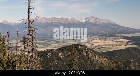 Vysoke Tatry montagnes de Slema colline au-dessus de Liptovsky Jan en automne Nizke Tatry montagnes en Slovaquie Banque D'Images