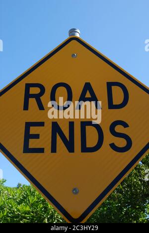 Panneau jaune avec les mots Road ends, île Magnetci Queensland, Australie Banque D'Images