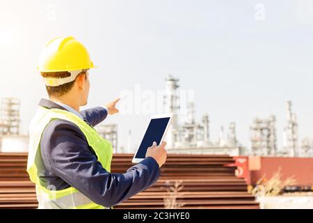 Entrepreneur en planification des travailleurs de la construction contrôle des installations de gaz, de pétrole, d'énergie et de construction d'usines. Un homme tient une tablette pour travailler. Banque D'Images