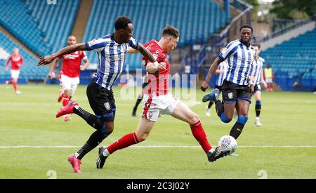 Joe Lolley, de Nottingham Forest, passe devant Moses Odubajo (à gauche) de Sheffield mercredi pour marquer le premier but de son équipe lors du match du championnat Sky Bet à Hillsborough, Sheffield. Banque D'Images