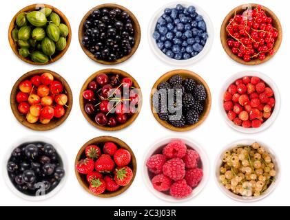 Collage de différents fruits et baies isolés sur blanc. Fraises, raisins de Corinthe, mûres; bleuets, groseilles à maquereau, cerises, framboises. Colle Banque D'Images