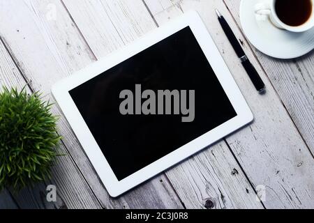 tablette numérique avec écran vide sur table en bois Banque D'Images