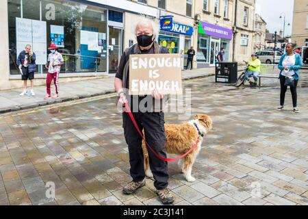 Chippenham, Wiltshire, Royaume-Uni. 20 juin 2020. Un homme tient un écriteau lors d'une manifestation BLM de Black Lives Matter dans la place du marché de la ville. Le rassemblement a été organisé pour que les habitants de la région attirent l'attention sur le racisme au Royaume-Uni et pour manifester leur solidarité avec d'autres manifestations de BLM qui ont eu lieu dans le monde entier après la mort de George Floyd qui est mort en garde à vue le 25 mai à Minneapolis. Credit: Lynchpics/Alamy Live News Banque D'Images