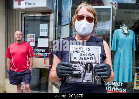 Chippenham, Wiltshire, Royaume-Uni. 20 juin 2020. Une femme tient un panneau à une manifestation de BLM de Black Lives Matter dans la place du marché de la ville. Le rassemblement a été organisé pour que les habitants de la région attirent l'attention sur le racisme au Royaume-Uni et pour manifester leur solidarité avec d'autres manifestations de BLM qui ont eu lieu dans le monde entier après la mort de George Floyd qui est mort en garde à vue le 25 mai à Minneapolis. Credit: Lynchpics/Alamy Live News Banque D'Images