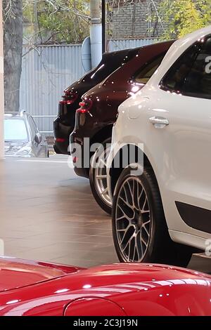 Moscou. Automne 2018. Trois voitures Porsche Macan dans une salle d'exposition de concession. Blanc, marron et noir Banque D'Images