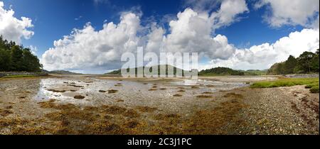 Vue panoramique sur les ruines du château de Tioram, qui se trouve sur l'île marémotrice d'Eilean Tioram, dans le Loch Moidart, Highlands, Écosse. Banque D'Images