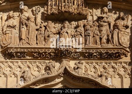 Valladolid, Espagne - 8 décembre 2018 : Iglesia de San Pablo (St. L'église du couvent de Paul), la façade inférieure et le portail d'entrée Banque D'Images