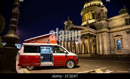 Saint-Pétersbourg, Russie - 22 juillet 2019 : Volkswagen Multivan California Ocean (transporteur T6), de couleur rouge et blanc. Garé pour la nuit dans la rue en face de la cathédrale. Banque D'Images