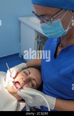 NETTOYAGE DES DENTS Banque D'Images