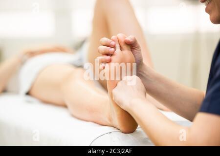 Massage médical au pied dans un centre de physiothérapie Banque D'Images