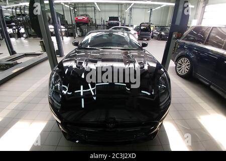 Moscou, Russie - 1er mai 2019 : intérieur de la Jaguar F-Type R noire sur un ascenseur dans un centre d'entretien Land Rover. Réparation et diagnostic de la voiture. Vue arrière Banque D'Images