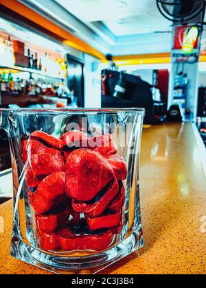 Gros plan vertical d'un verre plein de cœur rouge bonbons Banque D'Images