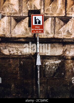 Photo verticale d'un panneau montrant les informations d'une église capturée à Naples, en Italie Banque D'Images