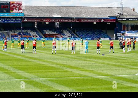 Luton, Bedfordshire, Royaume-Uni. 20 juin 2020. Les joueurs et les officiels applaudissent à l'avance du match du championnat Sky Bet entre Luton Town et Preston North End à Kenilworth Road, Luton, en Angleterre. Photo de David Horn. Crédit : images Prime Media/Alamy Live News Banque D'Images