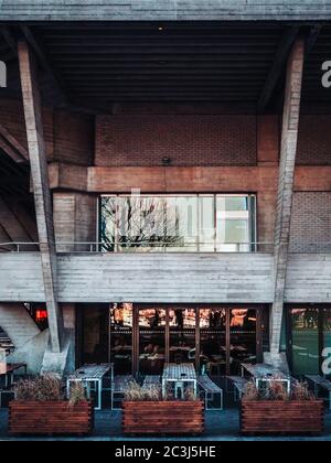 Plan vertical d'un bâtiment avec un café sur le rez-de-chaussée et terrasse Banque D'Images