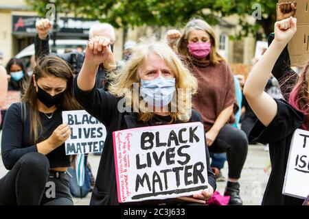 Chippenham, Wiltshire, Royaume-Uni. 20 juin 2020. Les manifestants de BLM tiennent des pancartes et des panneaux BLM alors qu'ils prennent le genou lors d'un rassemblement de protestation de BLM de Black Lives Matter dans la place du marché de la ville. Le rassemblement a été organisé pour que les habitants de la région attirent l'attention sur le racisme au Royaume-Uni et pour manifester leur solidarité avec d'autres manifestations de BLM qui ont eu lieu dans le monde entier après la mort de George Floyd qui est mort en garde à vue le 25 mai à Minneapolis. Credit: Lynchpics/Alamy Live News Banque D'Images