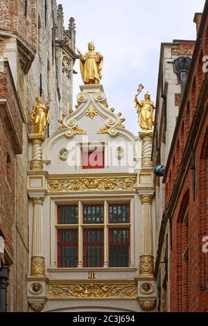 Musée historique ; Maison des anciens recorders ; 1537 ; bâtiment Renaissance orné ; finitions blanches, or, statues, façade étroite, pressée entre des bâtiments en briques, Banque D'Images