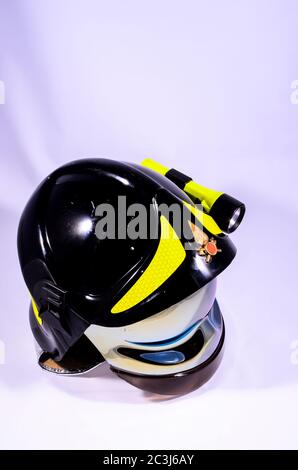 Casque de pompier italien noir sur fond blanc Banque D'Images