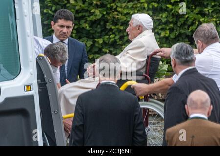 Ratisbonne, Allemagne. 20 juin 2020. Le pape émérite Benoît XVI (M) est remis en bus après sa visite dans la tombe de ses parents et de sa sœur au cimetière de Ziegetsdorf près de Regensburg. Benoît XVI restera au moins pour le week-end dans son vieux pays. Crédit : Armin Weigel/dpa/Alay Live News Banque D'Images