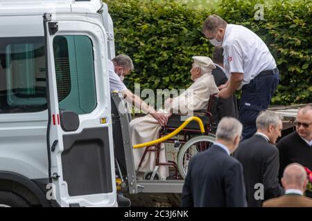 Ratisbonne, Allemagne. 20 juin 2020. Le pape Benoît XVI est conduit d'un bus en fauteuil roulant. Benoît XVI restera au moins pour le week-end dans son vieux pays. Crédit : Armin Weigel/dpa/Alay Live News Banque D'Images