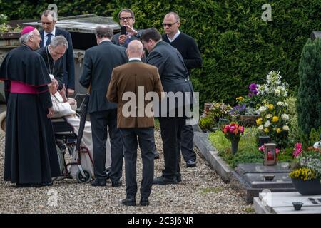 Ratisbonne, Allemagne. 20 juin 2020. Le pape éréitus Benoît XVI (2e à partir de la gauche) visite la tombe de ses parents et de sa sœur en fauteuil roulant au cimetière de Ziegetsdorf près de Regensburg. Benoît XVI restera au moins pour le week-end dans son vieux pays. Crédit : Armin Weigel/dpa/Alay Live News Banque D'Images