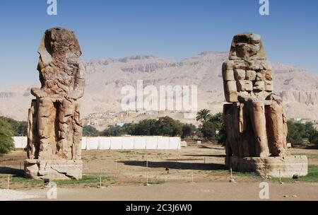 Colossus de Memnon à Louxor. Grandes statues près de la vallée des Rois. Égypte Banque D'Images