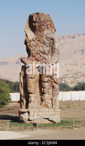 Colossus de Memnon à Louxor. Grandes statues près de la vallée des Rois. Égypte Banque D'Images