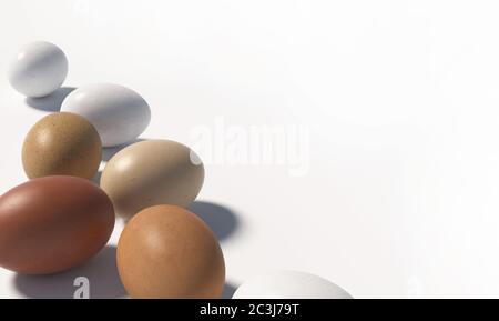 Beaucoup d'oeufs de poulet multicolores sont au hasard sur un fond blanc. Copier l'espace. Rendu 3D. Banque D'Images