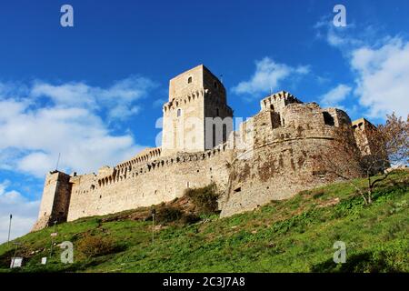 Les ruines du château médiéval d'Assise, en Ombrie, Pérouse, Italie. La forteresse avec des tours, en brique et en pierre. Banque D'Images