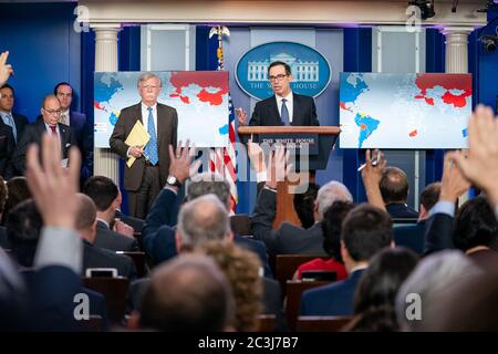 Washington, États-Unis d'Amérique. 28 janvier 2019. Le secrétaire au Trésor Steven Mnuchin, accompagné du conseiller à la sécurité nationale John Bolton et du directeur du Conseil économique national Larry Kudlow, s'adresse aux journalistes dans la salle d'information de presse de James S. Brady à la Maison Blanche le lundi 28 janvier 2019, Annoncer des mesures supplémentaires pour faire face à l'urgence nationale en ce qui concerne le Venezuela. Personnes: Secrétaire du Trésor Steven Mnuchin, crédit: Storms Media Group/Alay Live News Banque D'Images