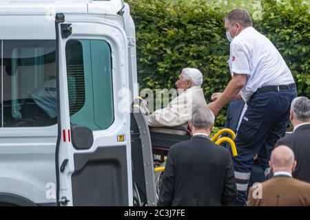 Ratisbonne, Allemagne. 20 juin 2020. Le pape Benoît XVI est conduit d'un bus en fauteuil roulant. Benoît XVI restera au moins pour le week-end dans son vieux pays. Crédit : Armin Weigel/dpa/Alay Live News Banque D'Images