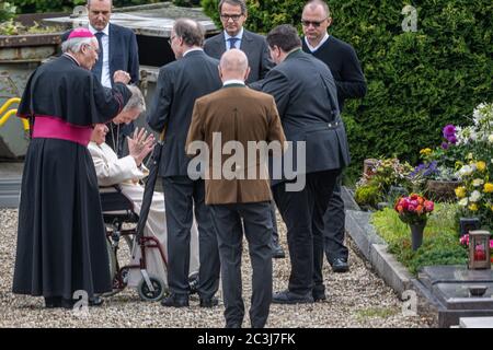 Ratisbonne, Allemagne. 20 juin 2020. Le pape éréitus Benoît XVI (2e à partir de la gauche) visite la tombe de ses parents et de sa sœur en fauteuil roulant au cimetière de Ziegetsdorf près de Regensburg. Benoît XVI restera au moins pour le week-end dans son vieux pays. Crédit : Armin Weigel/dpa/Alay Live News Banque D'Images