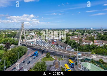 Le pont William Dargan est un pont à câbles à Dundrum, Dublin, en Irlande. Il transporte la ligne de métro LUAS Light Rail en traversant une jonction de route très fréquentée. Banque D'Images