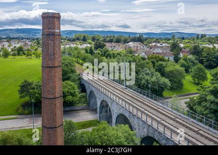 Tramway de la ligne verte Luas traversant le pont Viaduct Nine Arches Bridge au-dessus de la rivière Dsurder à Milltown, Dublin. Banque D'Images