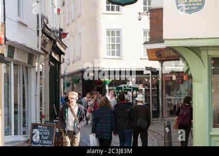 Très animée Sun Street, par une journée ensoleillée à Canterbury Kent. Banque D'Images