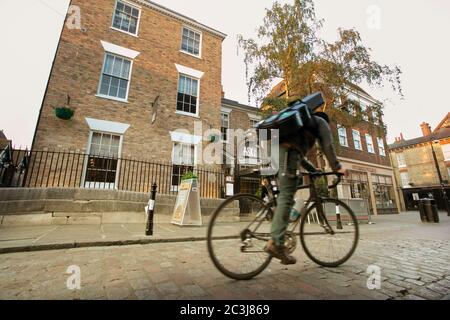 Un cycliste passant devant le restaurant italien Ask Kings Bridge High Street Canterbury, Kent. Banque D'Images