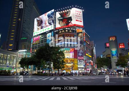 TOKYO, JAPON - 26 JUIN 2016 - prise de vue nocturne de piétons attendant le passage à niveau de Shibuya, surnommé le Scramble. C'est une attraction touristique de premier ordre et o Banque D'Images