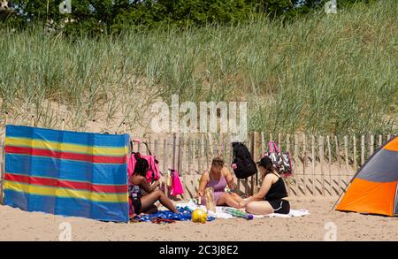 Dundee, Tayside, Écosse, Royaume-Uni. 20 juin 2020. Météo au Royaume-Uni : soleil chaud avec couverture de nuages occasionnels qui balaie le nord-est de l'Écosse avec une température maximale de 22 °C. Les résidents locaux prennent la journée pour profiter du soleil par temps magnifique et se retrouver avec leur famille et leurs amis sur la plage Broughty Ferry à Dundee pendant les restrictions de confinement détendu de la phase 2 de Covid-19. Crédit : Dundee Photographics/Alamy Live News Banque D'Images