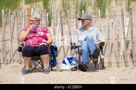 Dundee, Tayside, Écosse, Royaume-Uni. 20 juin 2020. Météo au Royaume-Uni : soleil chaud avec couverture de nuages occasionnels qui balaie le nord-est de l'Écosse avec une température maximale de 22 °C. Les résidents locaux prennent la journée pour profiter du soleil par temps magnifique et se retrouver avec leur famille et leurs amis sur la plage Broughty Ferry à Dundee pendant les restrictions de confinement détendu de la phase 2 de Covid-19. Crédit : Dundee Photographics/Alamy Live News Banque D'Images