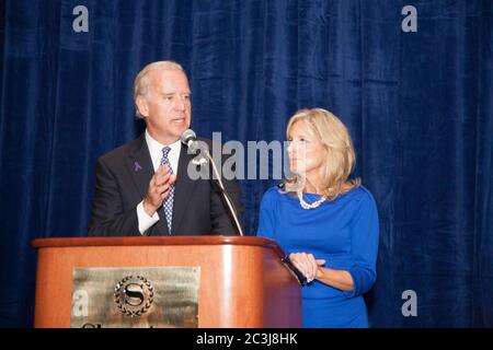 Chicago, Illinois, États-Unis. 10 octobre 2008. Le sénateur et le candidat vice-président Joe Biden s'adresse à la Conférence sur le leadership des femmes à l'hôtel Sheraton Chicago avec cette femme, le Dr Jill Biden, à ses côtés. Banque D'Images