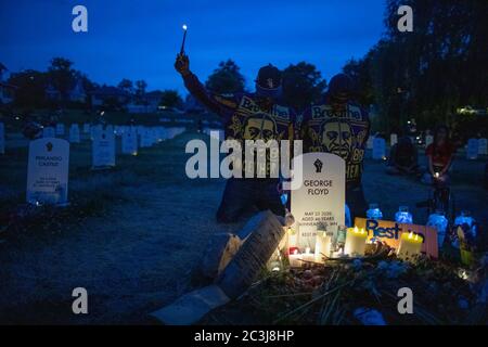19 juin 2020 : la famille et les amis des proches perdus à la police pleurent à une veillée aux chandelles d'un faux cimetière près du mémorial George Floyd à Minneapolis, Minnesota, le 19 juin 2020. (Image crédit : © Chris JuhnZUMA Wire) Banque D'Images