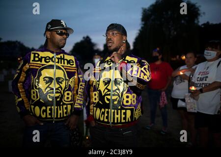 19 juin 2020 : la famille et les amis des proches perdus à la police pleurent à une veillée aux chandelles d'un faux cimetière près du mémorial George Floyd à Minneapolis, Minnesota, le 19 juin 2020. (Image crédit : © Chris JuhnZUMA Wire) Banque D'Images