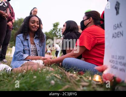 19 juin 2020 : la famille et les amis des proches perdus à la police pleurent à une veillée aux chandelles d'un faux cimetière près du mémorial George Floyd à Minneapolis, Minnesota, le 19 juin 2020. (Image crédit : © Chris JuhnZUMA Wire) Banque D'Images