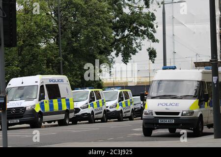 Voitures de police et camionnettes lors d'une démonstration de Black Lives Matter à Édimbourg, en Écosse Banque D'Images