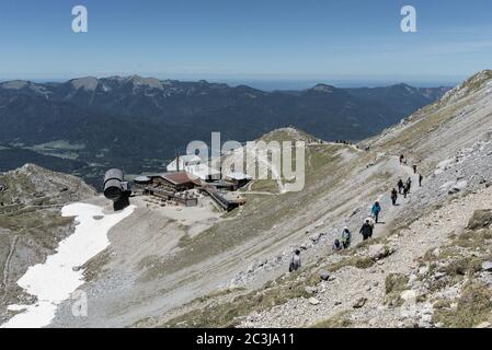 Station de montagne du Karwendelbahn à côté du Karwendelgrube avec des randonneurs, située dans la chaîne de montagnes du Karwendel, près de Karwendelspitze Banque D'Images