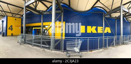 Southampton, Royaume-Uni - 7 mai 2017 : vue panoramique de l'entrée du magasin Southampton Ikea. IKEA est le plus grand détaillant de meubles au monde et en se Banque D'Images