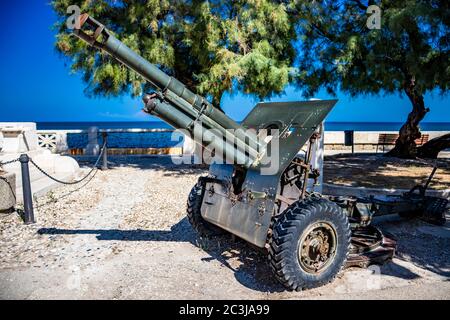 24 septembre 2018 - Trani, Puglia, Italie - arme anti-char italienne, de la Seconde Guerre mondiale. Canon antique exposé dans la villa municipale de Trani Banque D'Images